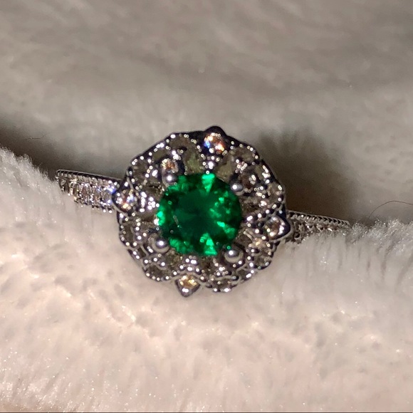 Silvertone sparkling CZ & green stone ring, size 9 - Picture 6 of 6